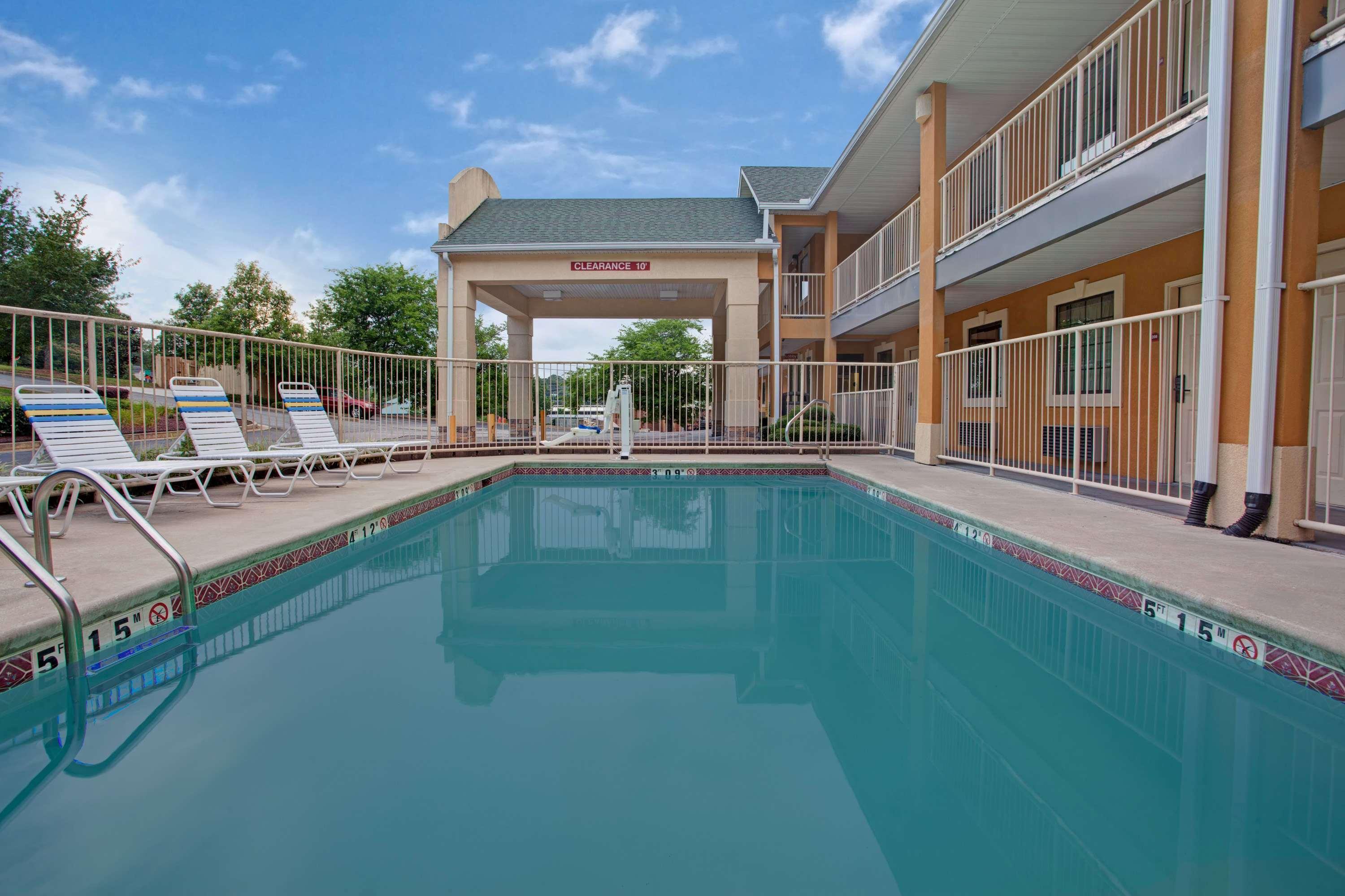 Days Inn By Wyndham Marietta White Water Екстериор снимка