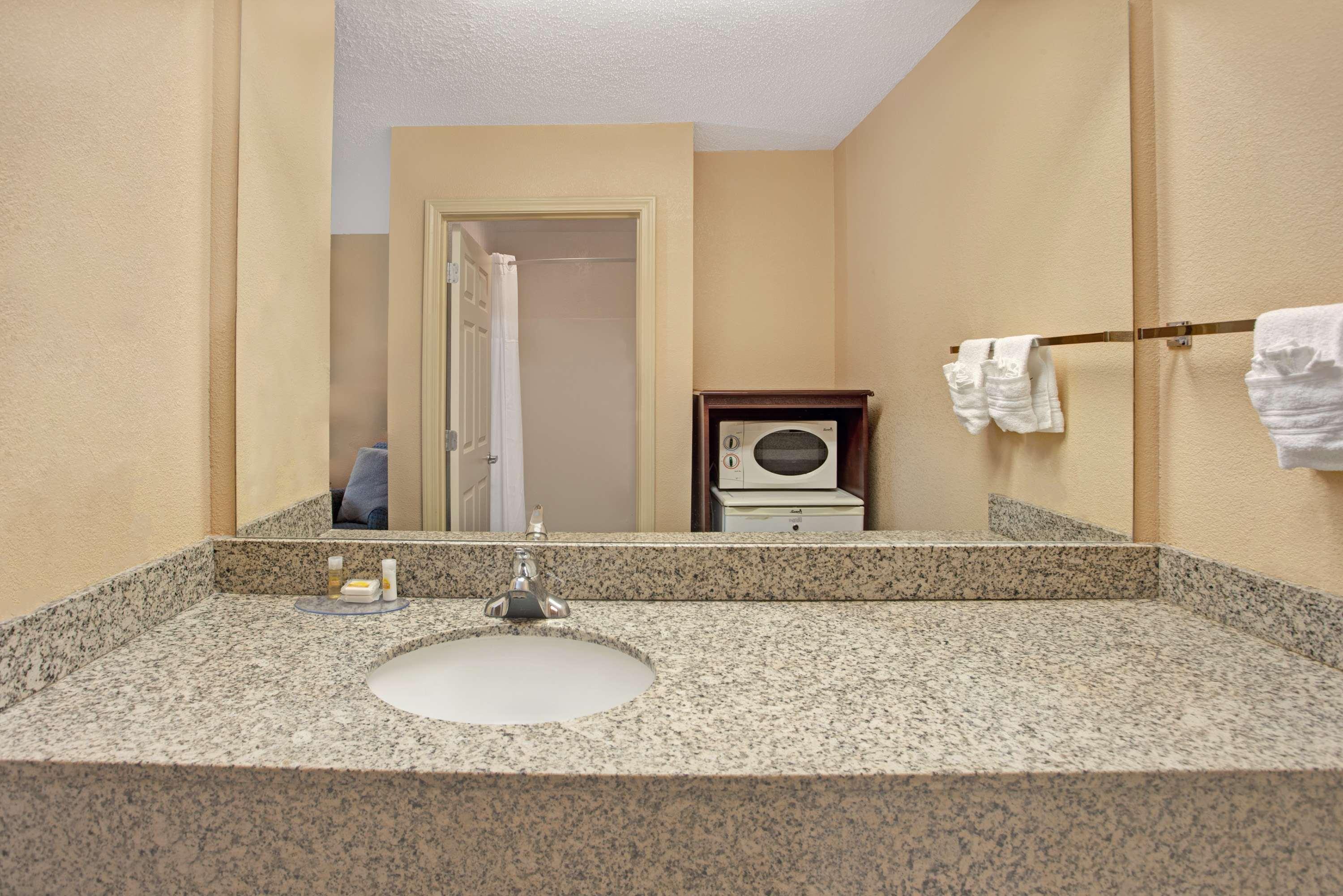 Days Inn By Wyndham Marietta White Water Екстериор снимка