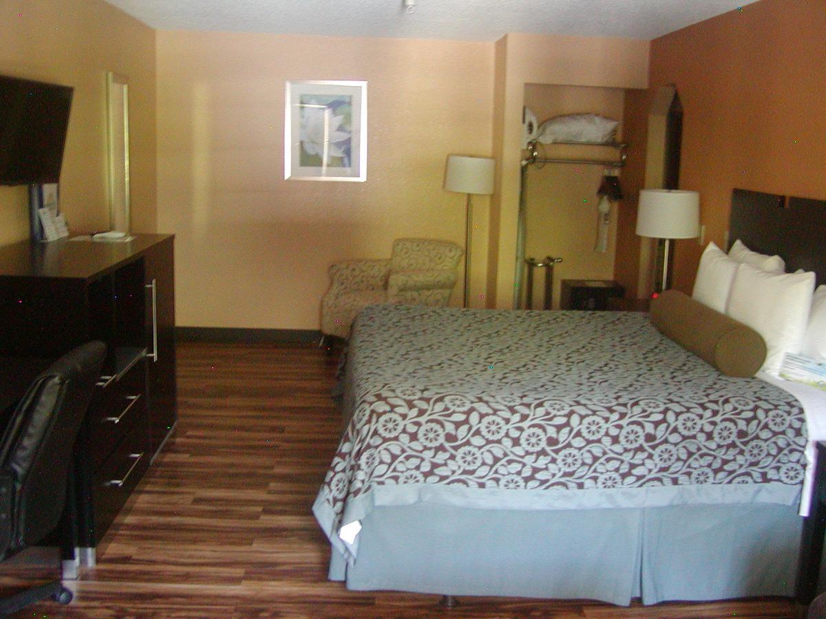 Days Inn By Wyndham Marietta White Water Екстериор снимка