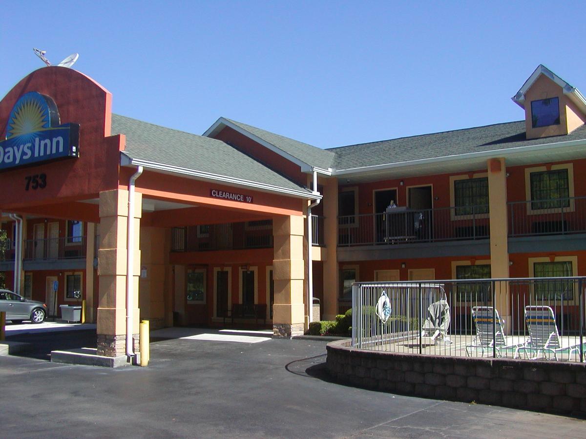 Days Inn By Wyndham Marietta White Water Екстериор снимка