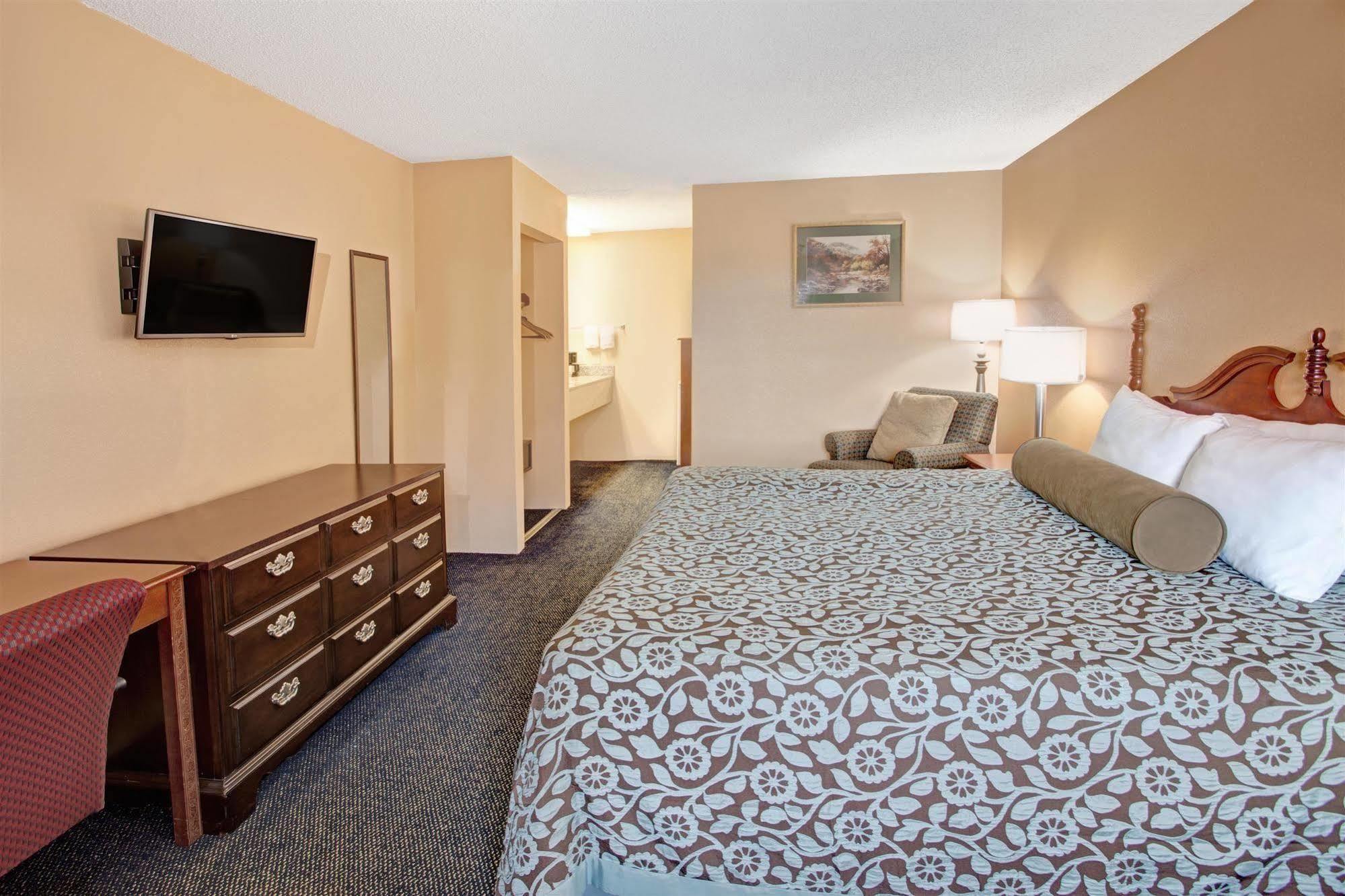 Days Inn By Wyndham Marietta White Water Екстериор снимка